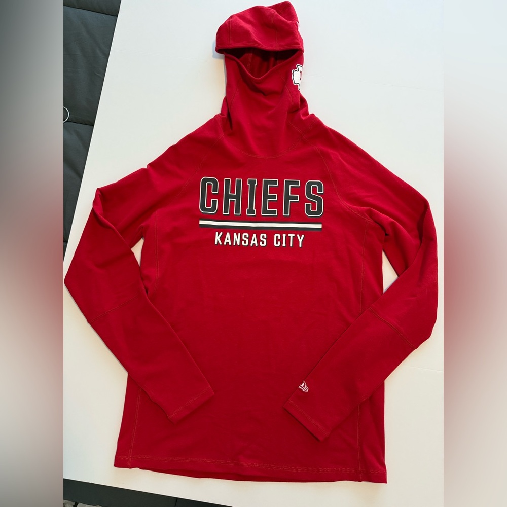 NWOT NEW ERA KANSAS CITY CHIEFS MENS RED ACTIVE STYLE LIGHTWEIGHT HOODIE, Size M